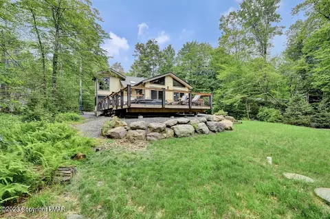 5574 Woodland Ave, Pocono Pines, PA 18350