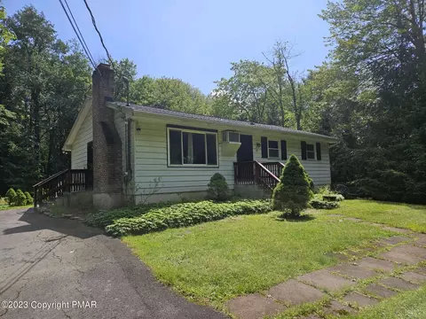 301 Stillwater Dr, Pocono Summit, PA 18346