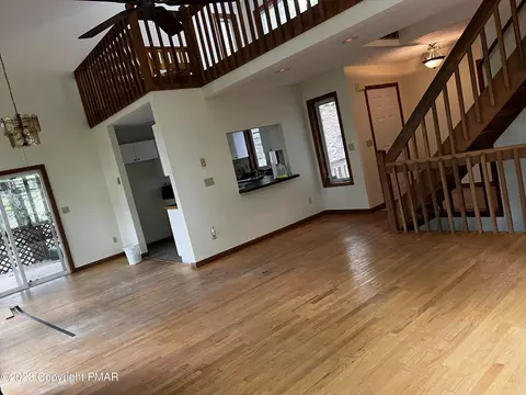 5058 E Woodbridge Dr, Bushkill, PA 18324