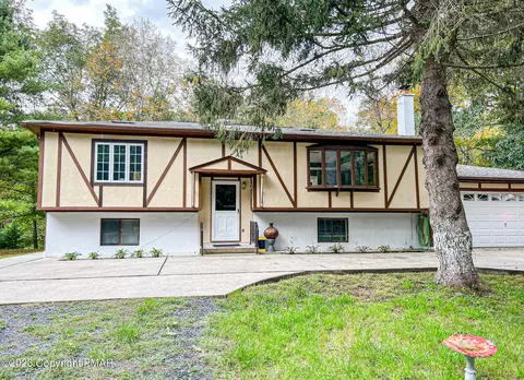 1108 Mink Ct, Bushkill, PA 18324