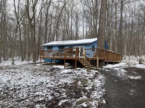 37 N Lehigh River Dr, Gouldsboro, PA 18424