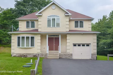 795 Clearview Dr, Long Pond, PA 18334