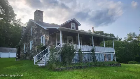 1015 Maple Lake Dr, Bushkill, PA 18324