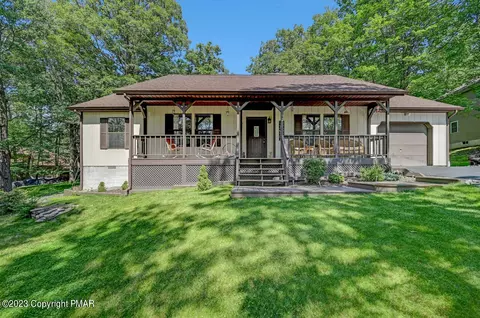 156 Oakenshield Dr, Tamiment, PA 18371