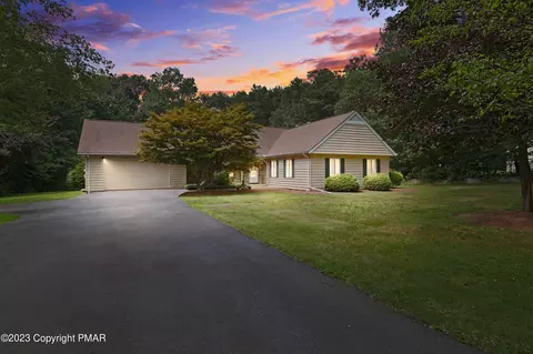 316 Cottontail Ln, Cresco, PA 18326