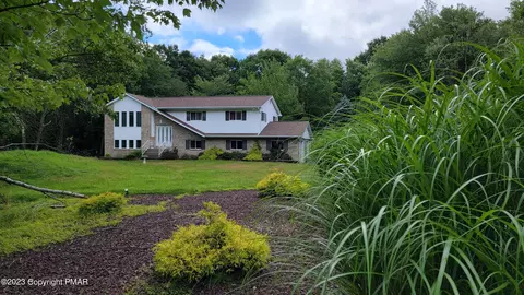 786 Clearview Dr, Long Pond, PA 18334