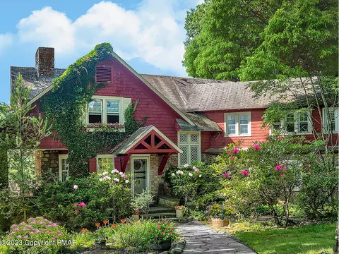 3 Park Ter, Pocono Manor, PA 18349
