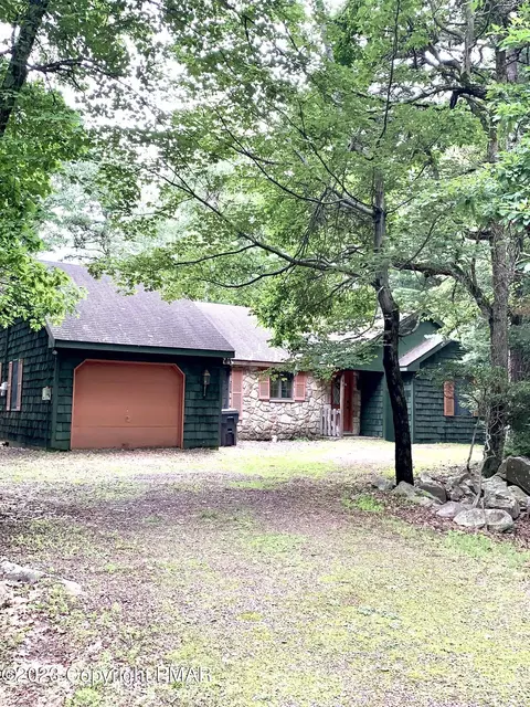 47 Maplewood Rd, Lake Harmony, PA 18624