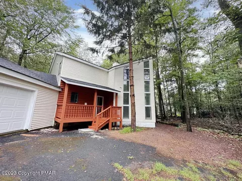7505 Crestview Dr, Tobyhanna, PA 18466