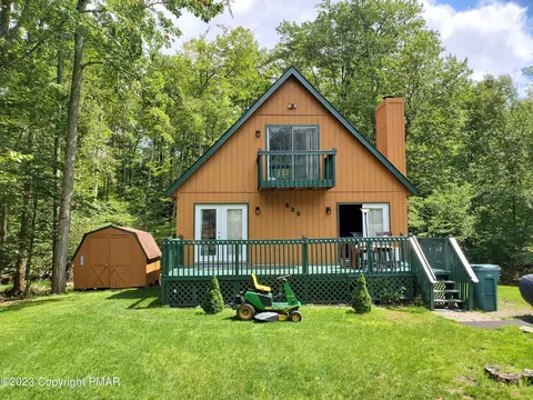 8813 Cloudcrest Dr, Tobyhanna, PA 18466