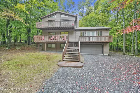 169 S Cardinal Dr, Gouldsboro, PA 18424