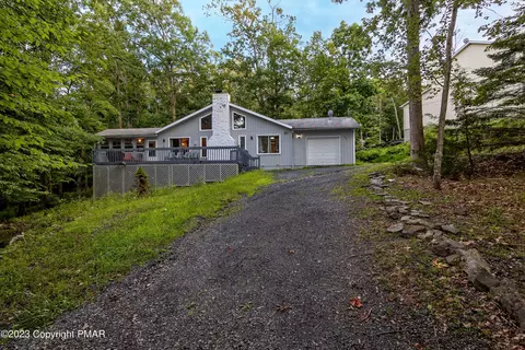 213 St Andrews Dr, Bushkill, PA 18324