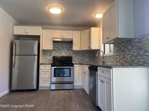 110 Depue Cir, Bushkill, PA 18324 photo 4
