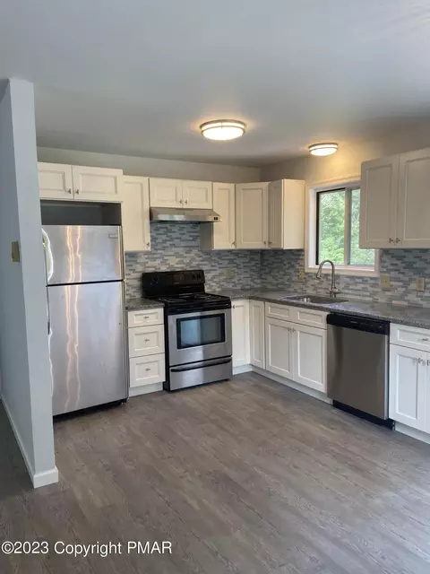 110 Depue Cir, Bushkill, PA 18324 photo 5