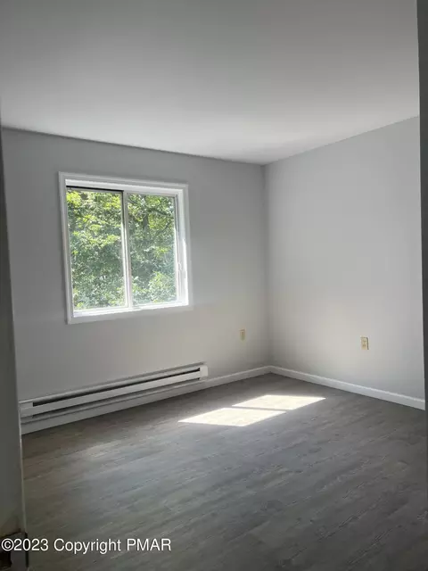110 Depue Cir, Bushkill, PA 18324 photo 2
