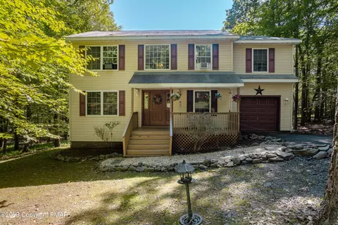 669 Whipporwill Dr, Bushkill, PA 18324