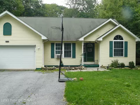 3191 Hamlet Dr, Tobyhanna, PA 18466
