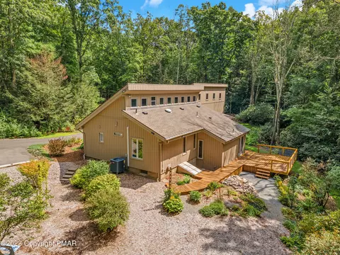 1547 Gale Dr, Effort, PA 18330