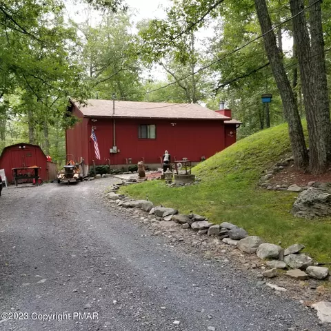 4136 Bear Cub Ct, Bushkill, PA 18324