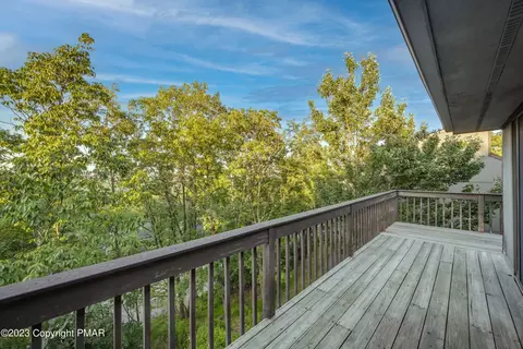 229 Cross Country Ln, Tannersville, PA 18372