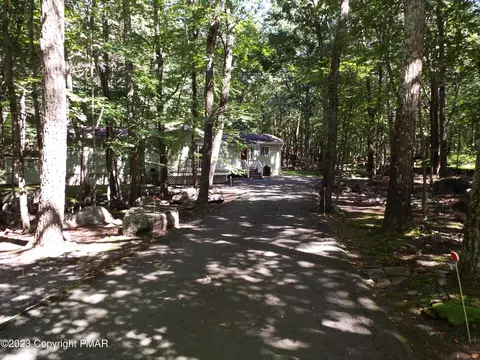 107 Ridgeway Dr, Lords Valley, PA 18428
