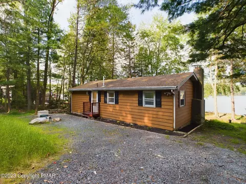 1263 Arrowhead Dr, Pocono Lake, PA 18347
