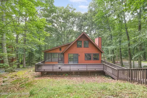106 Portage Ln, Hawley, PA 18428