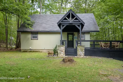 1111 Fox Ct, Bushkill, PA 18324