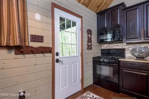 1111 Fox Ct, Bushkill, PA 18324 photo 7