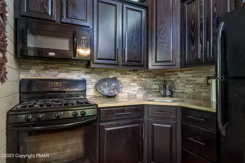 1111 Fox Ct, Bushkill, PA 18324 photo 6
