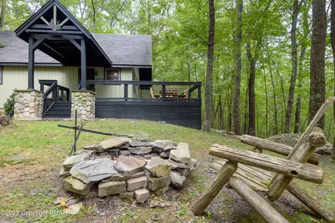 1111 Fox Ct, Bushkill, PA 18324 photo 2