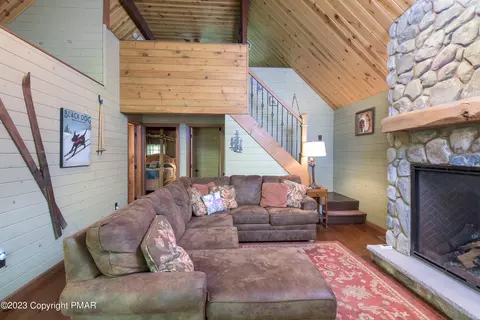 1111 Fox Ct, Bushkill, PA 18324 photo 3