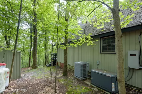 1111 Fox Ct, Bushkill, PA 18324 photo 23