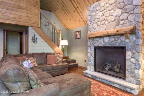 1111 Fox Ct, Bushkill, PA 18324 photo 4