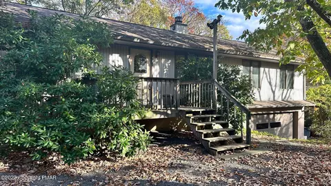 1231 Gap View Dr, Scotrun, PA 18355