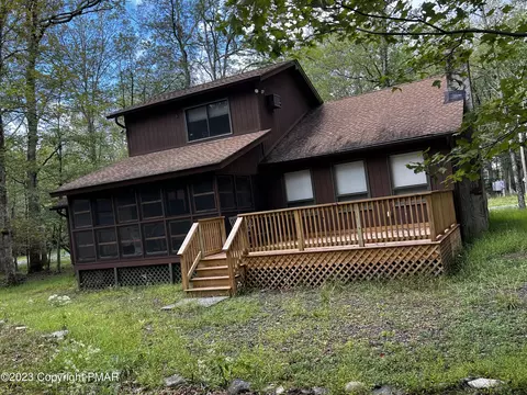 523 Saunders Ct, Bushkill, PA 18324