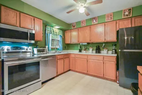 2269 Walnut Trl, Bushkill, PA 18324 photo 12