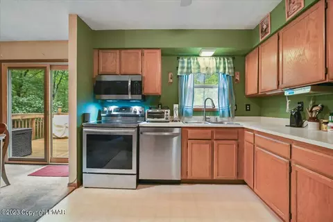 2269 Walnut Trl, Bushkill, PA 18324 photo 13