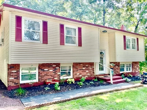 5313 Birchwood Dr, Tannersville, PA 18372