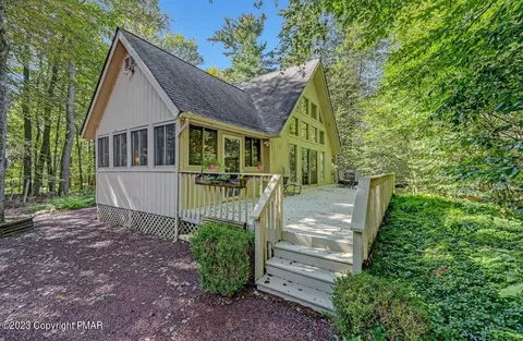 5626 Woodland Ave, Pocono Pines, PA 18350
