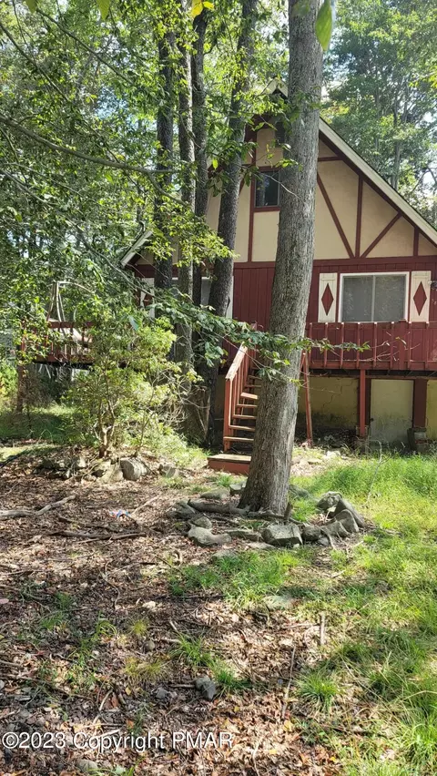 8935 Deerfield Rd, Tobyhanna, PA 18466