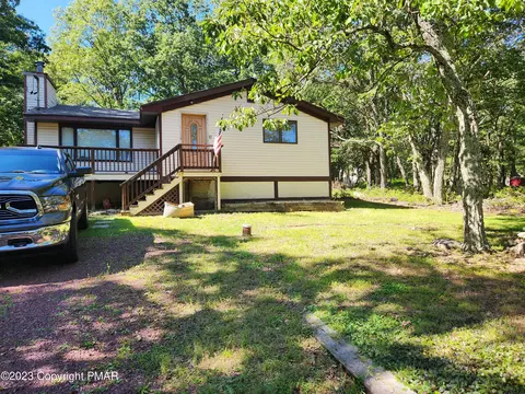 218 Mallard Ln, Bushkill, PA 18324