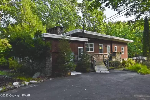 141 Winona Rd, Mount Pocono, PA 18344