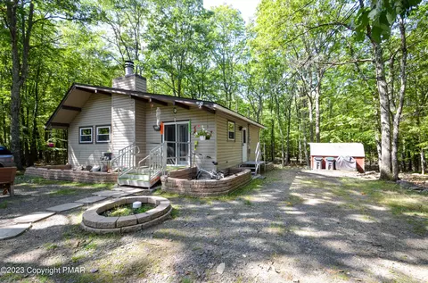 221 Murphy Cir, Bushkill, PA 18324