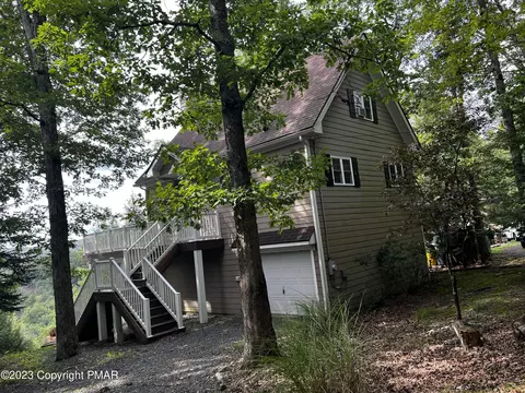 613 Clubhouse Dr, East Stroudsburg, PA 18302