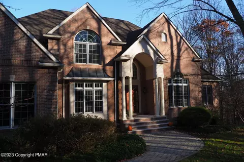 5230 Mountainside Dr, Stroudsburg, PA 18360