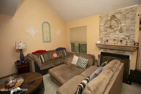 331 Crewe Ct, Bushkill, PA 18324 photo 4