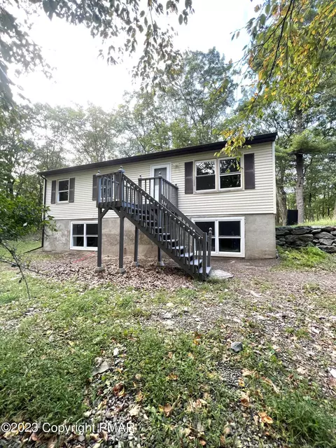179 Gold Finch Rd, Bushkill, PA 18324