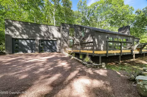 350 Valley Rd, Canadensis, PA 18325