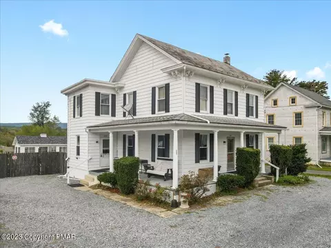2916 N Delaware Dr, Mount Bethel, PA 18343